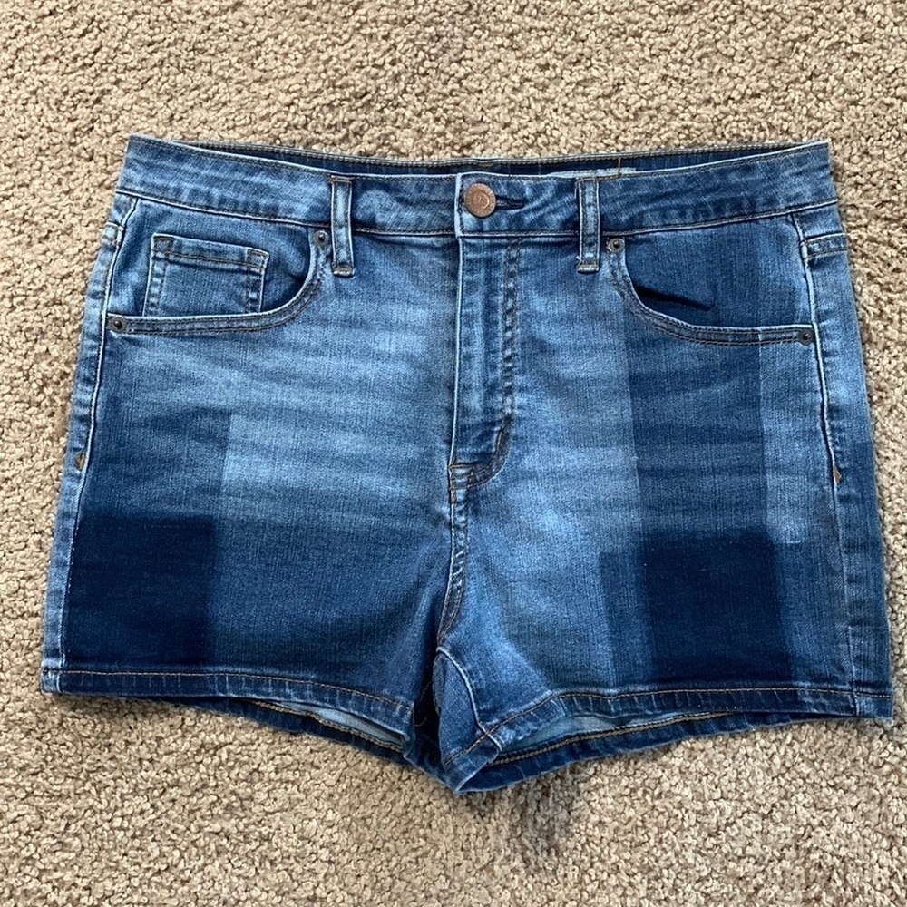 Aeropostale High Waisted Midi shorts good condition, size 12. See measurements